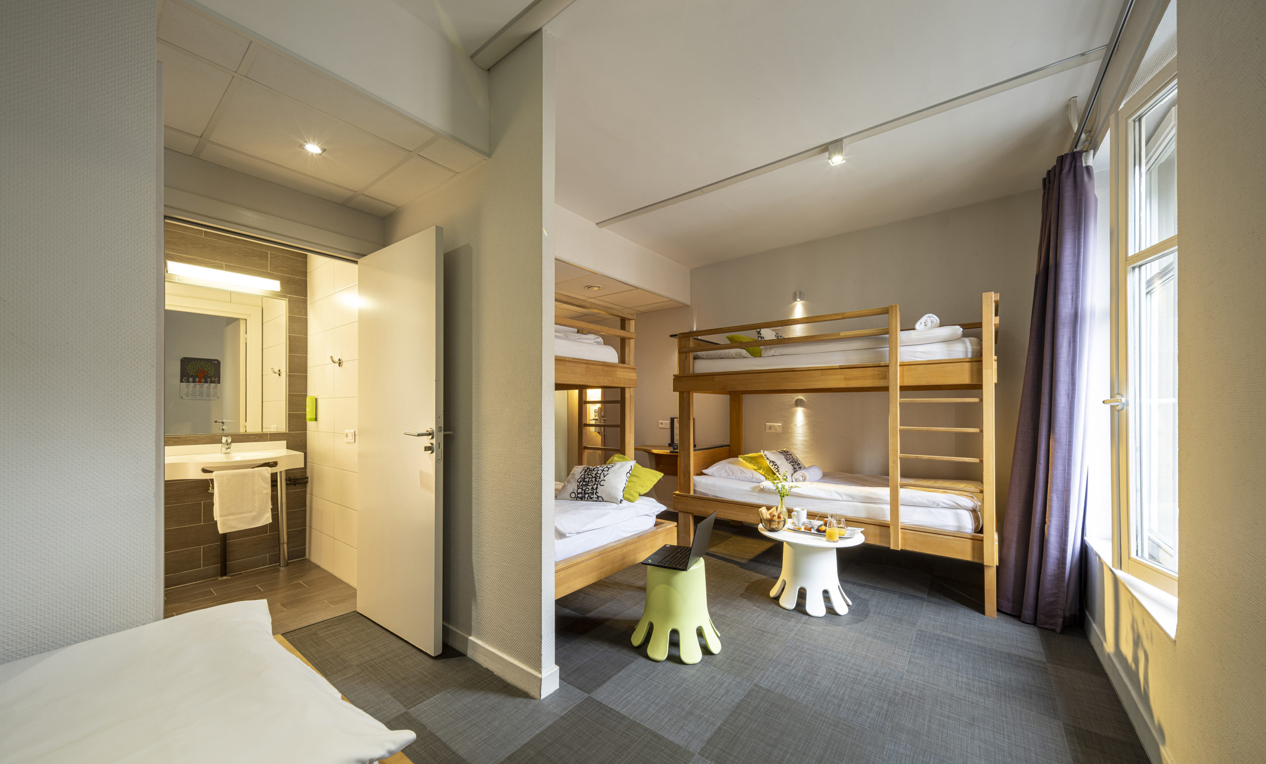 photo de la chambre avec vu de la salle de bain